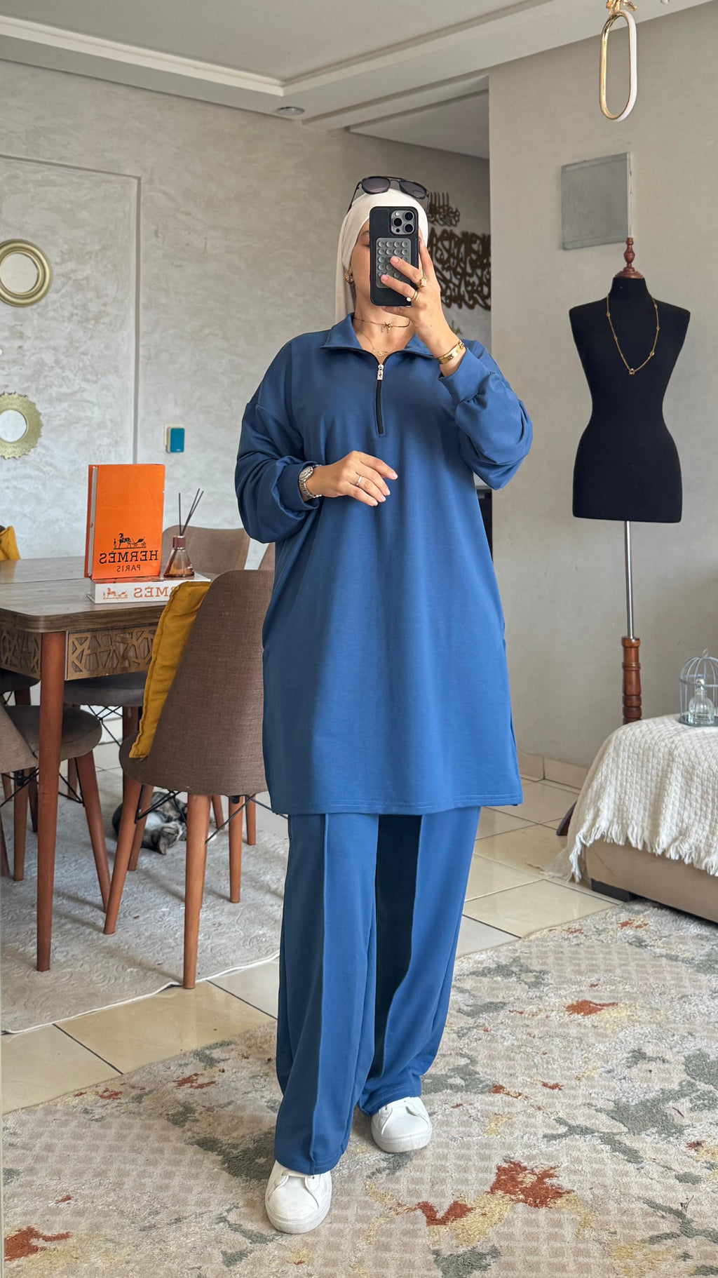 طقم نسائي محتشم من قطعتين — تونيك طويل بسحاب وقماش ناعم